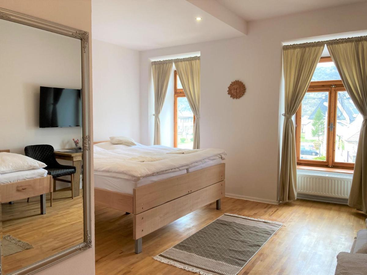 Bed & Breakfast Hugo Plesivec Extérieur photo