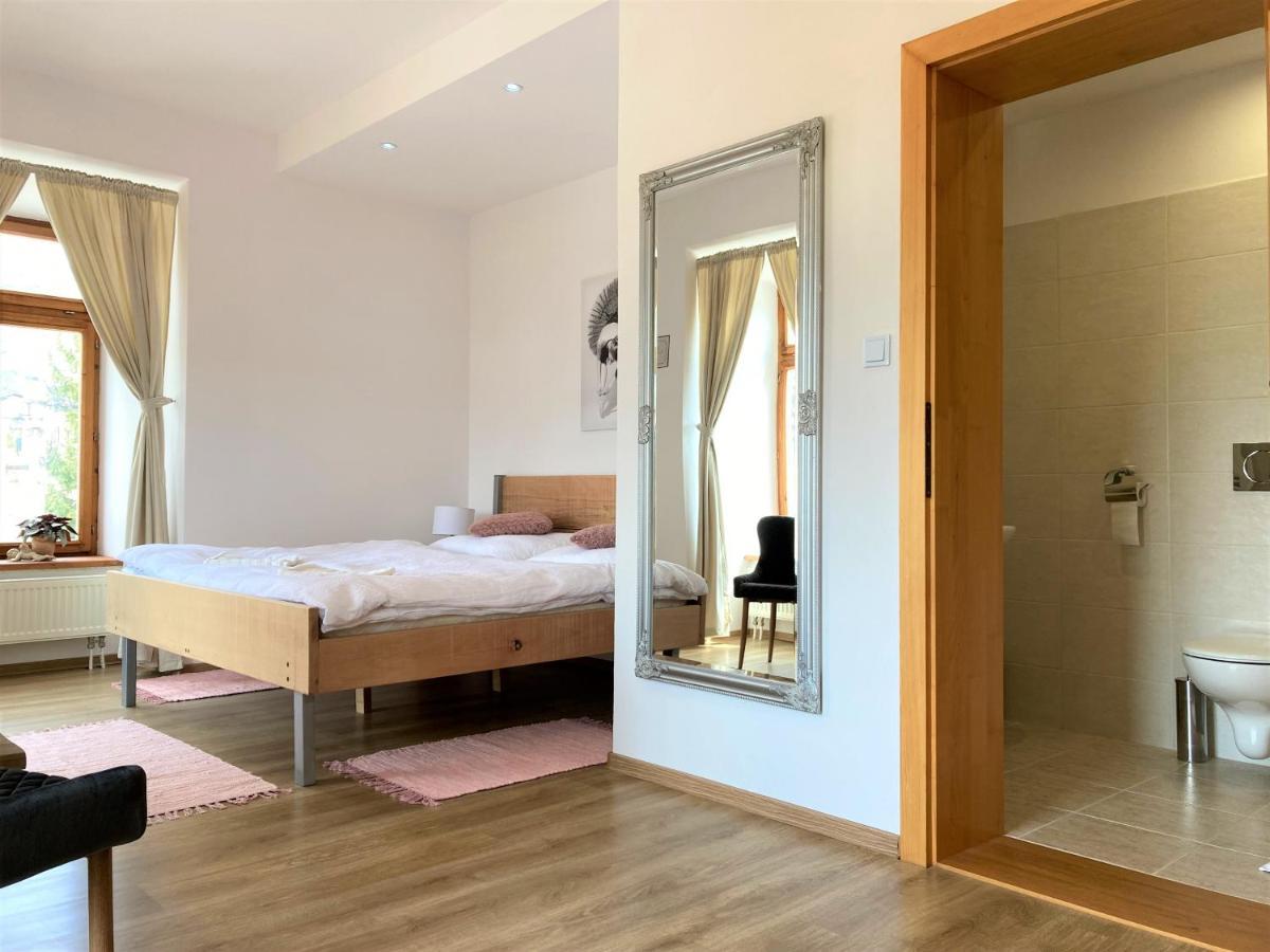 Bed & Breakfast Hugo Plesivec Extérieur photo