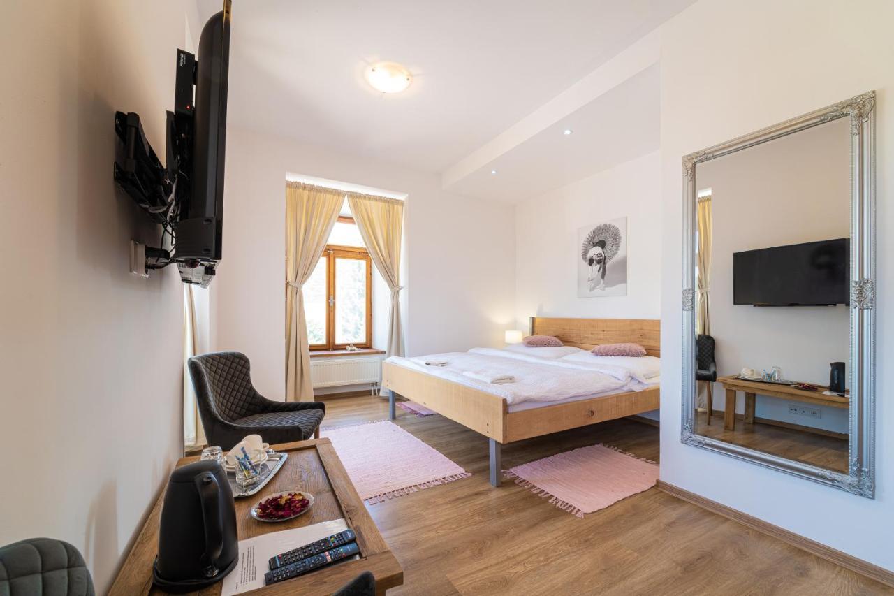 Bed & Breakfast Hugo Plesivec Extérieur photo