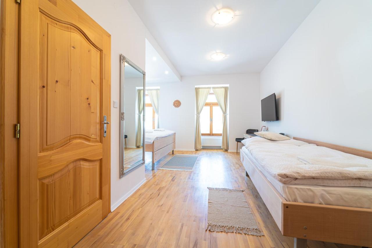 Bed & Breakfast Hugo Plesivec Extérieur photo