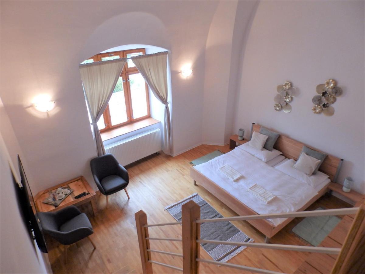 Bed & Breakfast Hugo Plesivec Extérieur photo