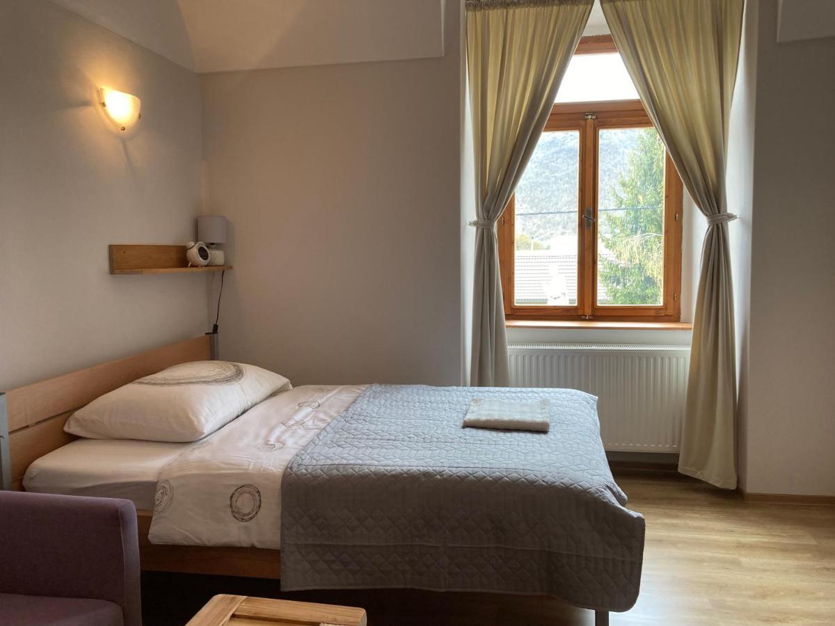 Bed & Breakfast Hugo Plesivec Extérieur photo