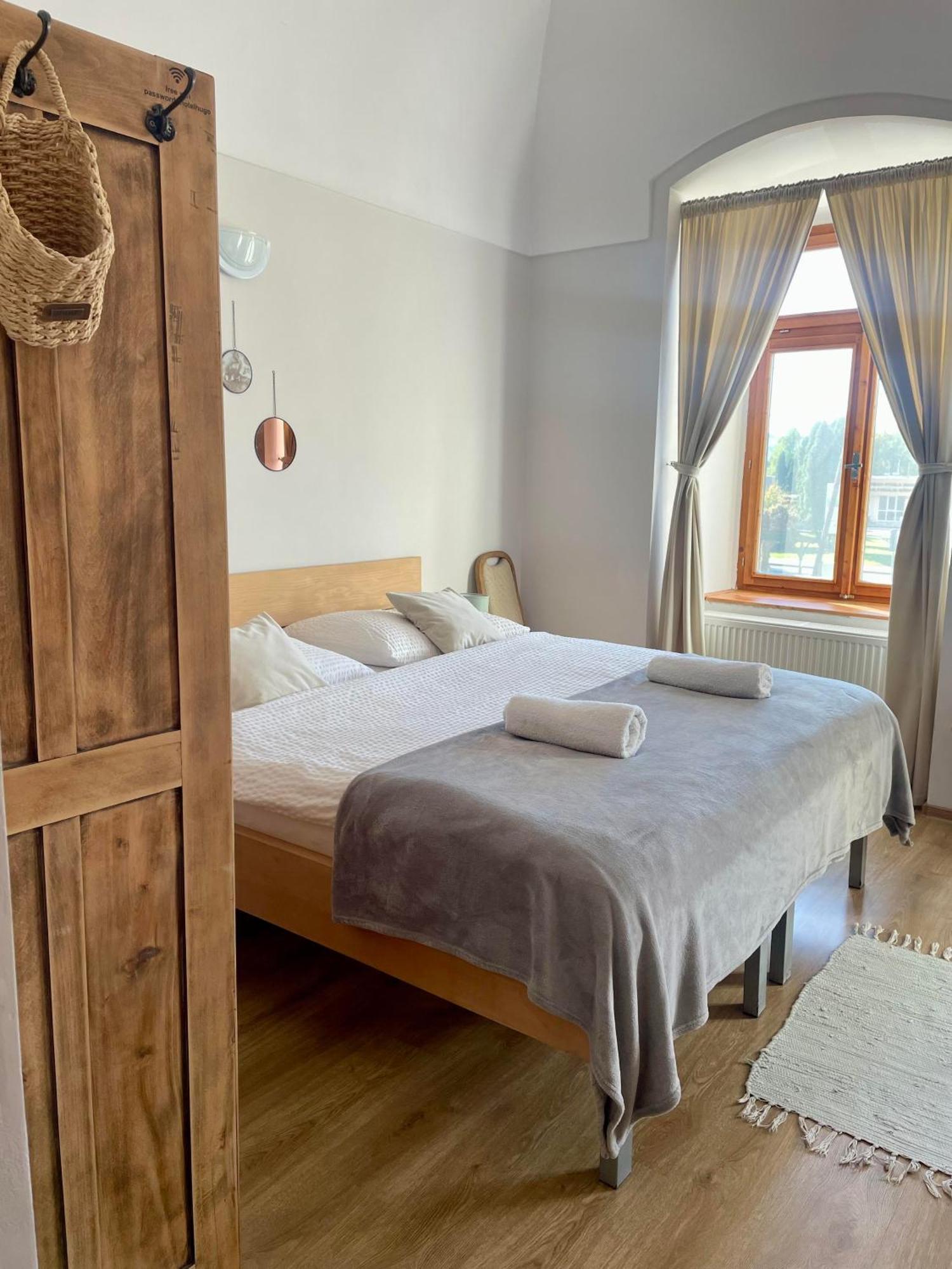Bed & Breakfast Hugo Plesivec Extérieur photo