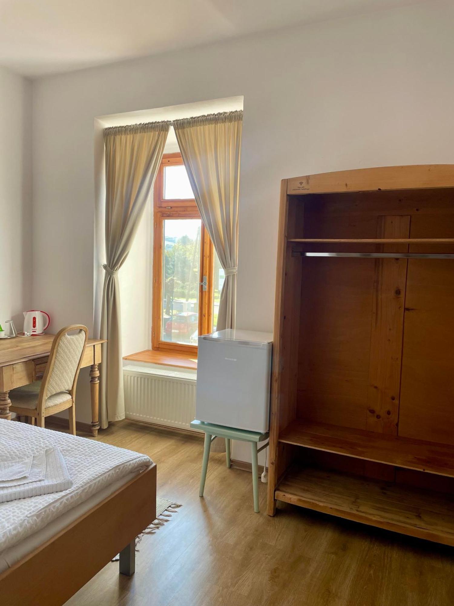 Bed & Breakfast Hugo Plesivec Extérieur photo