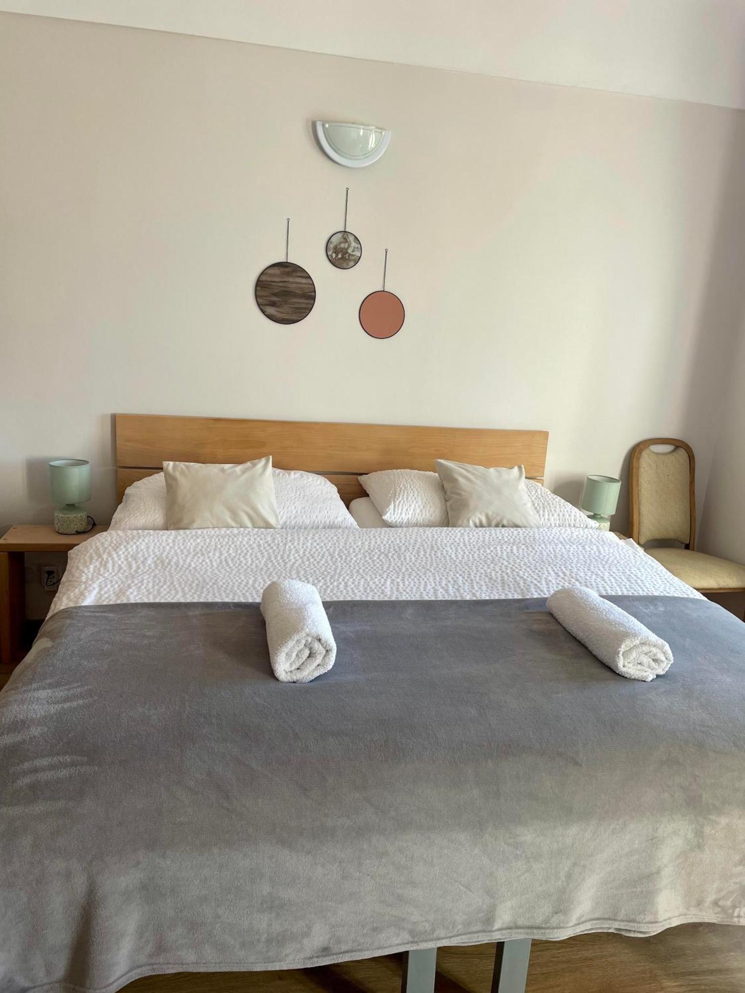 Bed & Breakfast Hugo Plesivec Extérieur photo