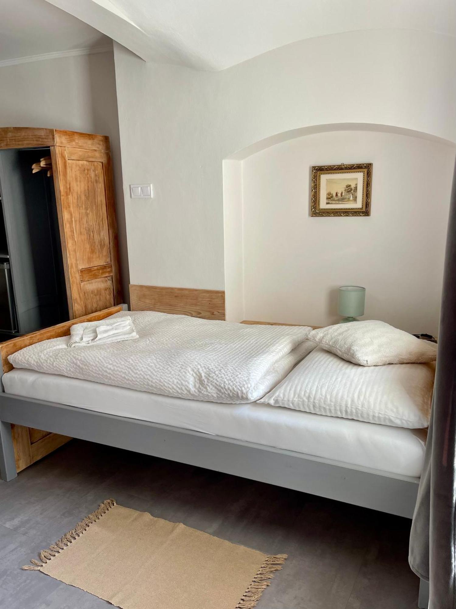 Bed & Breakfast Hugo Plesivec Extérieur photo